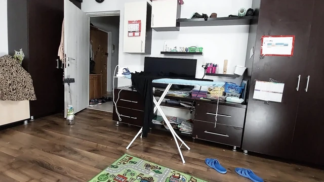 Seksi Esmer Evin Etrafında Çıplak Ev Işleri Yapıyor.