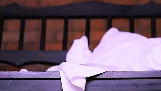 Üvey kız kardeş ve en iyi arkadaş sınıfta nazik okşamalar yaptı.