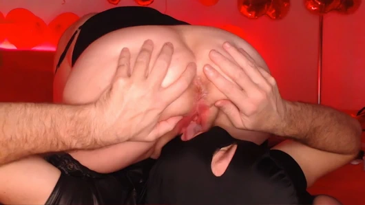 Gizli arzular ortaya çıkar: şehvetli teslimiyet maskeli bir karşılaşma