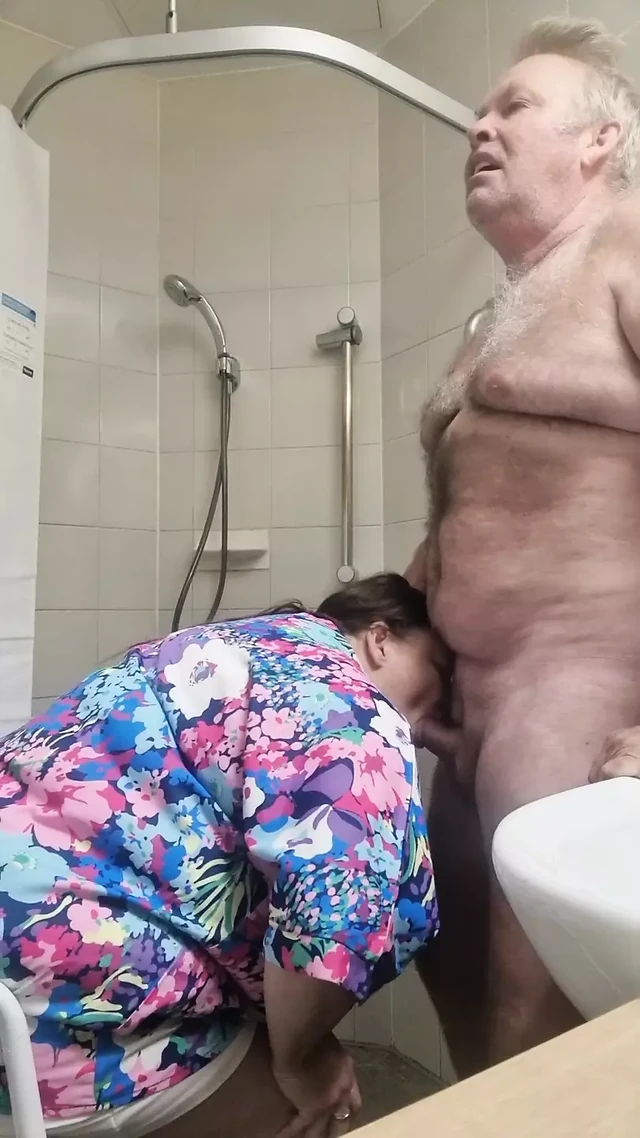 Развлечение в душевой