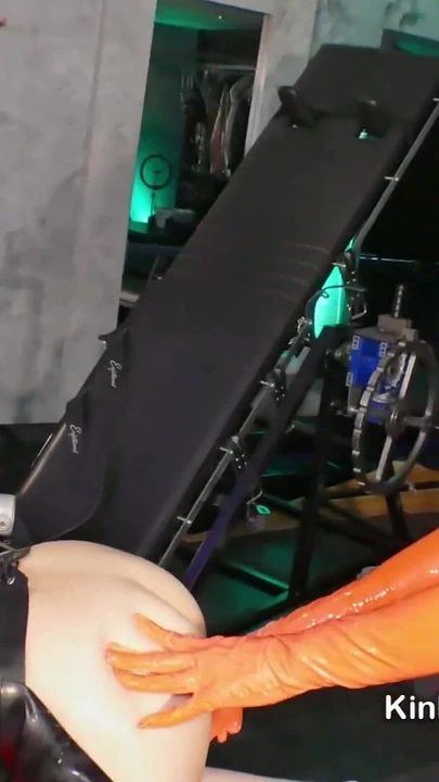 Эпический момент из "Экстремальное двойное женское доминирование и двойной фистинг для счастливого нижнего паренька"