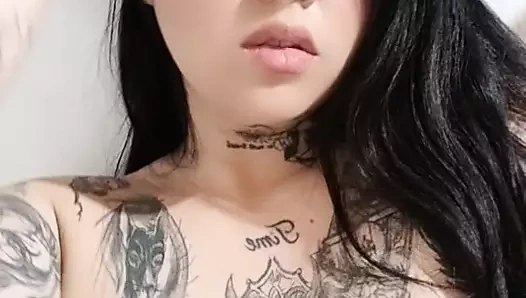 Üvey babamın banyosunda mastürbasyon yapıyorum