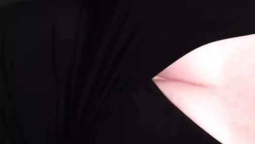 Yeni siyah elbiseyi sergiliyor