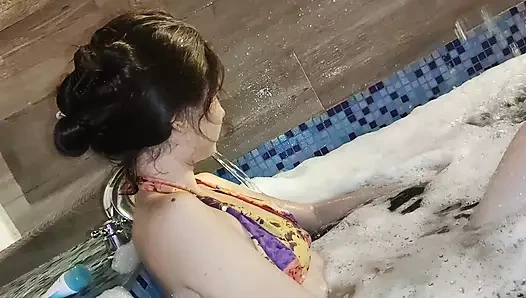 Kız arkadaşımın en iyi arkadaşını o otelin barına giderken siktim