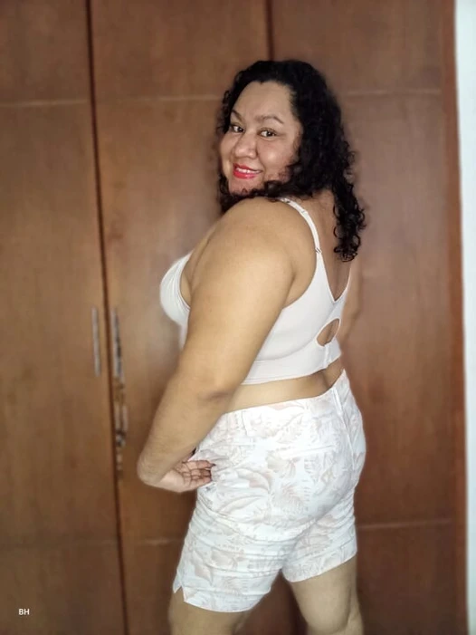 Mei odasında dinlenirken biraz kendine dokunmayı seviyor ve sonra banyoda mastürbasyon yapıyor