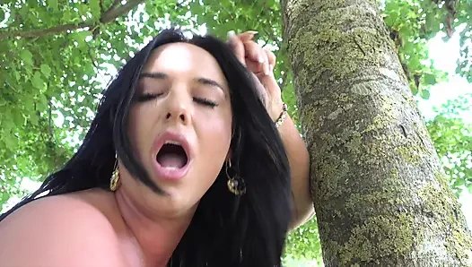 T-girl bella gold açık havada tüm mal varlığını gösteriyor