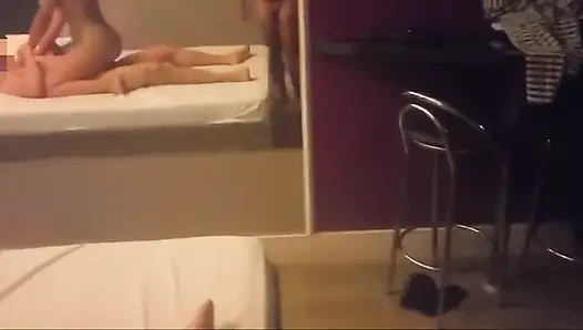 Kalın penisli yabancıyla sıcak seksin devamı - cuckold el işiyle geldi