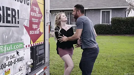Britney Light yarak için pit stop yapıyor