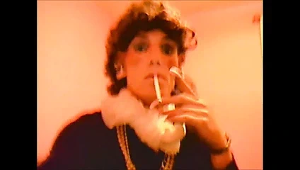 Uzun tırnaklar ve çoraplarla 120'ler sigara içmek