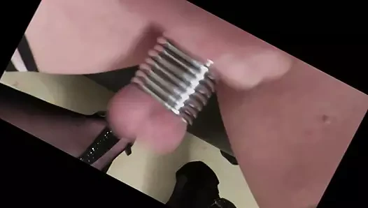 the nylon slut transe Dagmar321 jerks her clit and piss