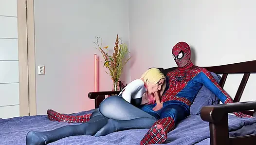 Gwen Stacy örümcek adamın yarağına biniyor