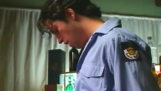 Sarışın hatun yarak yiyor ve sonra amcığını vahşice yalatıyor