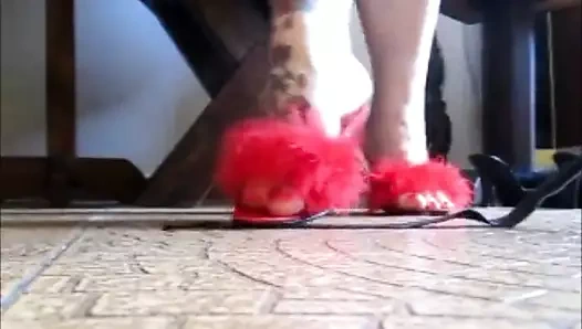 Rainha dourada - marabu terlikleri ve kırbaç giyiyor