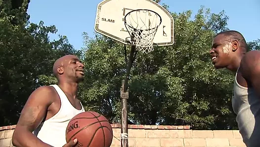 Sarışın kaltak ıslak amını siyah yarakla siktiriyor