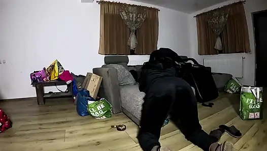 Kadife eşofman azdırma - sigara içme, büyük memeler ve siyah tanga teşhiri