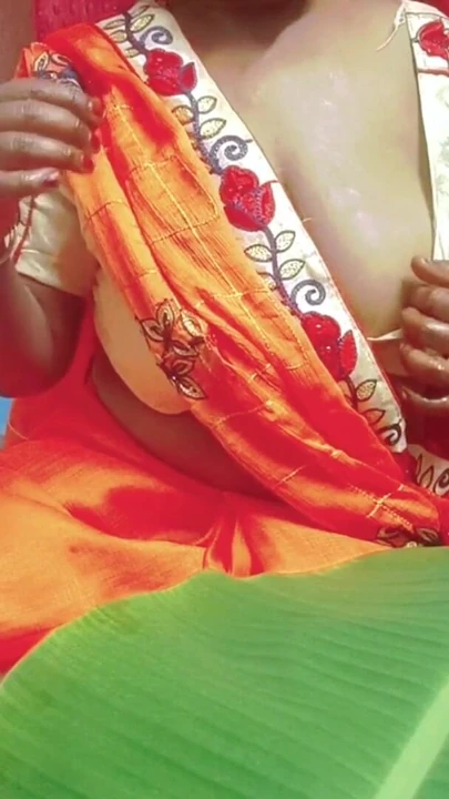 Bayan doktor kendi tarzında iktidarsız bir adama tedavi veriyor ve tam tamil sesli yağ masajı ile güzel bir elle muamele çekti | Klip 2