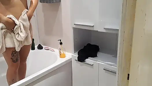 Genç üvey kız kardeşimi arıyorum ve mastürbasyon