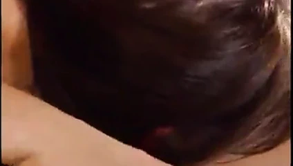 Adam aşağı gider ve sikikleri kedi