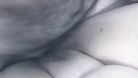 İri göğüslü dövmeli iri güzel kadın yarağa biniyor ve sonra boşalıyor