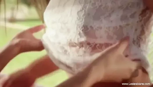 Rebekah en iyi arkadaşının amını seviyor