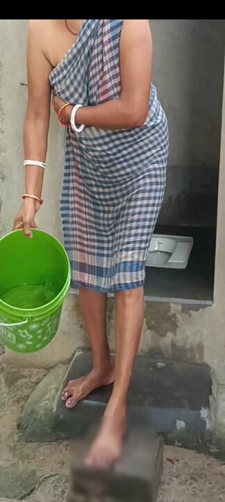 Köylü banyosunda nomita yengeyi parmaklıyor