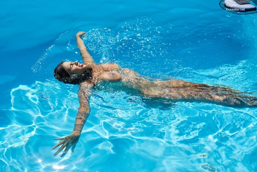 Büyük memeli latin bebek Yorgelis yüzme zevki