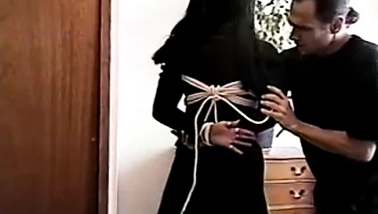 esmer kız bağlı ve efendisi tarafından şaplak