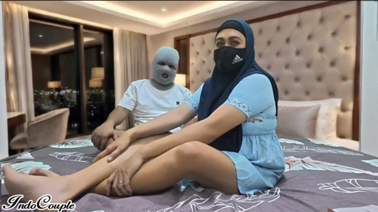 Aku suka mempermalukan budak seksku, mengikuti perintahku dan mencium celana dalamku dan memekku yang berbulu