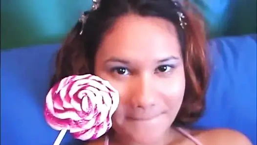 Güzel hatun amcık dildoyla sikişiyor... Memelere boşalma