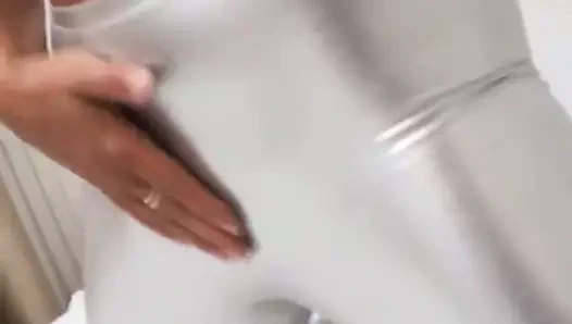 Parlak gümüş sutyen ve külotum seni güzel ve sert yapacak