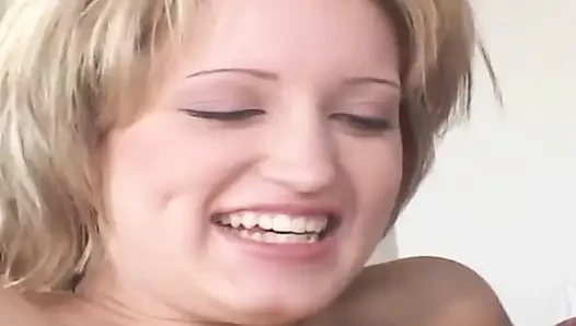 Sarışın hatun gırtlağına kadar alıyor ve amcığını geniş bir şekilde genişletiyor
