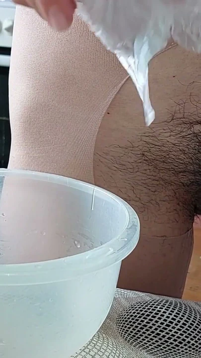 Seksi amatör karı soyunma kabininde kıyafet deniyor. Tüylü amlı karı, büyük göt, büyük göğüsler. | Bölüm 1