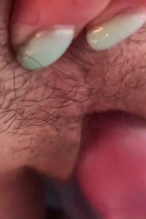 Penis boşalana kadar klitorisini ovuyor. yakın çekim