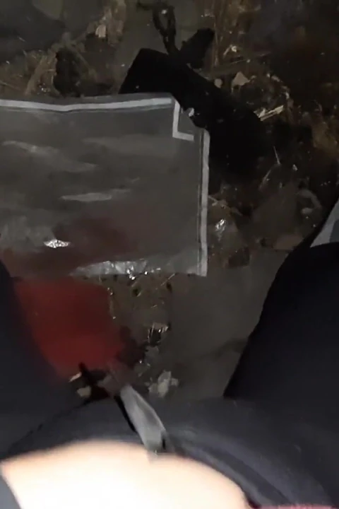 Köylü kız soğuk ahırda ateşli bir şekilde mastürbasyon yapıyor