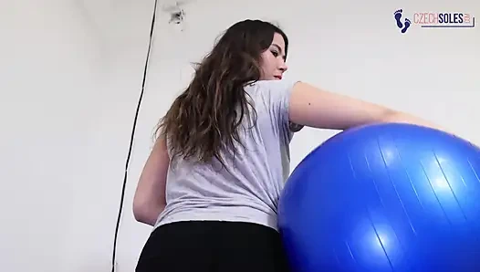 Yalınayak jimnastikçi kız çılgın seansı