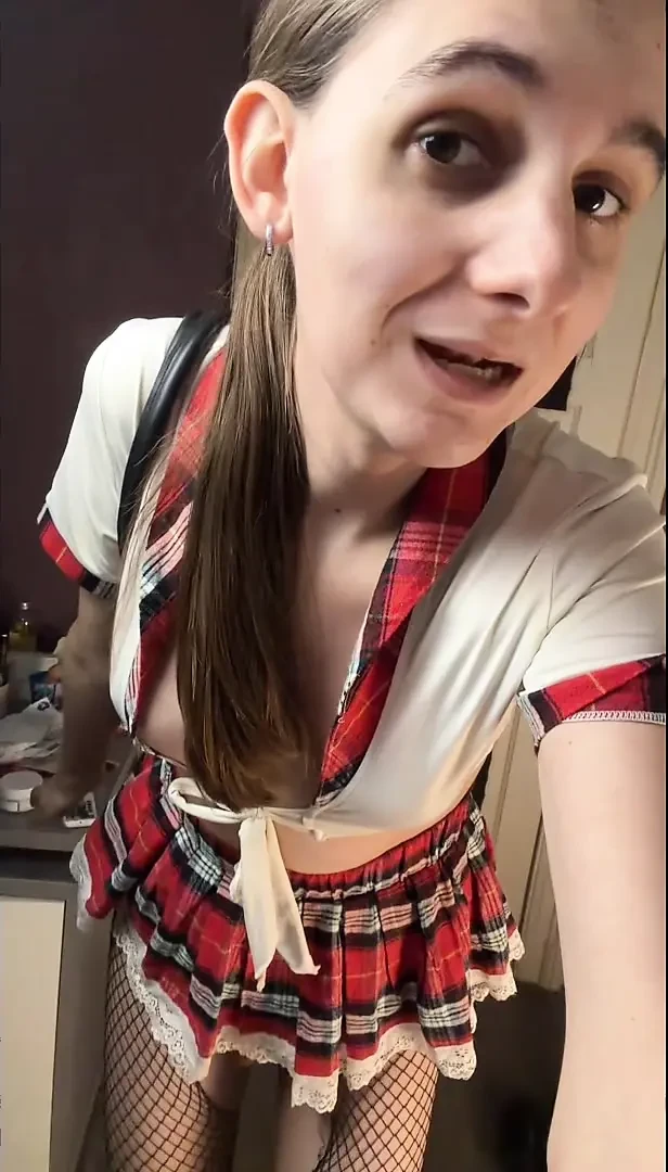 Kafese kapatılmış kadın kılıklı kilitli odanın içinde gırtlağına kadar yalvarıyor jessiesissy maceraları