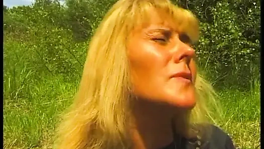 Kıllı sarışın olgun açık havada güzel vakit geçiriyor