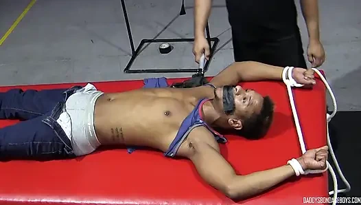 İtaatkar büyük zenci eşcinsel rt baskın kaden yolları tarafından işkence ediliyor