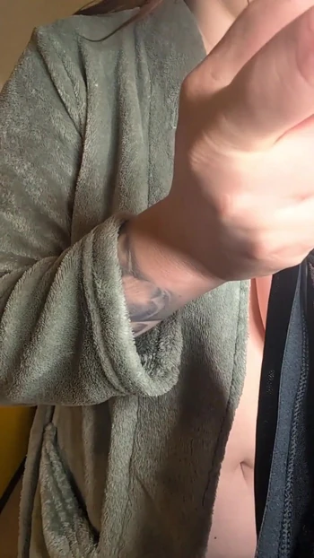 Незабываемый момент из "Ты люблю смотреть, как твоя мамочка примеряет нижнее белье? Зацени ее огромные сиськи и трусики на ее киске."