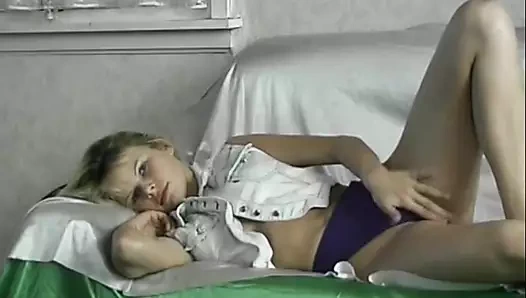 Zdenka'nın ilk porno performansı, zevkiniz için kendine dokunan sarışın bir fahişe.