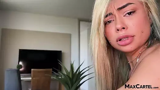 Dövmeli sarışın için dölleme