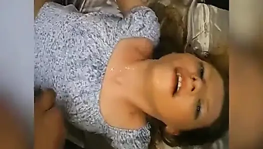 Bukkake'nin En Iyileri: Sürtükler Kaseden Doğrudan Döl Yutuyor