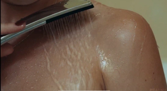 Metresinin duş alırken yakınlaştırılmış videosu