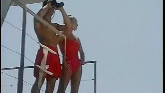 Hevesli sarışın fahişeler oturma odasında sert bir aleti paylaşmayı seviyor