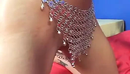 Dövmeli seksi latin kadının yüzüne boşalıyor