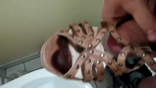 Sikme ve boşalmak komşu strappy topuklu (bölüm 1)