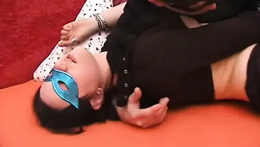 Ateşli amatör esmer yarak emiyor ve sikiliyor