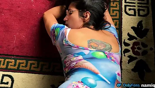 Üvey kız kardeşim onu sikip gözlüklerini sütle doldurmamı istiyor