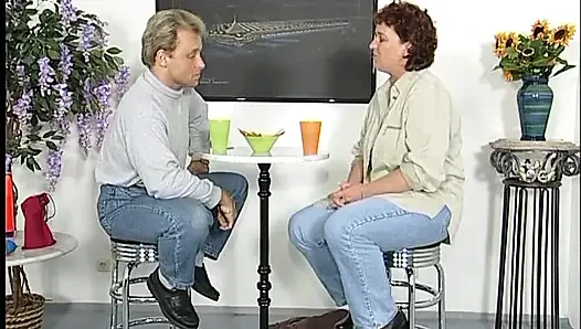 Orta yaşlı seksi kadın yarak emiyor ve sonra ağzına boşaltıyor