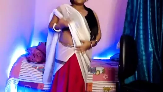 Köylü kız sutyenini açıp sulu seksi uzun büyük göğüslerini göstererek eğlendi